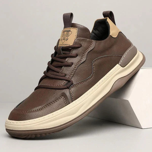 Leren schoenen met hoge zolen